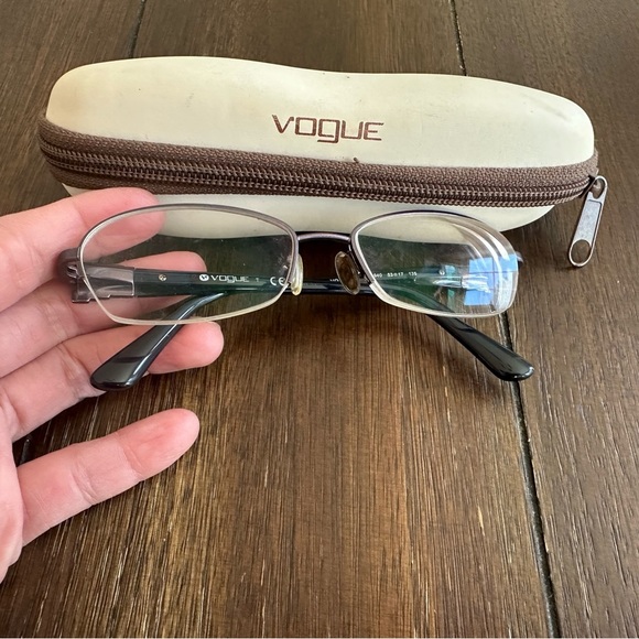 Vogue eye wear with glasses case - Picture 6 of 13